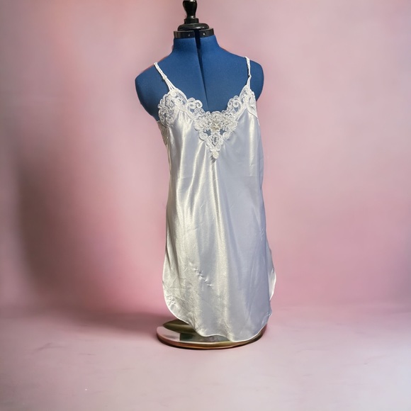 bridal lingerie set, slip and robe. Dentelle design - Picture 3 of 7